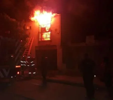 Olvidó una plancha enchufada y se incendió su casa: se salvó de milagro