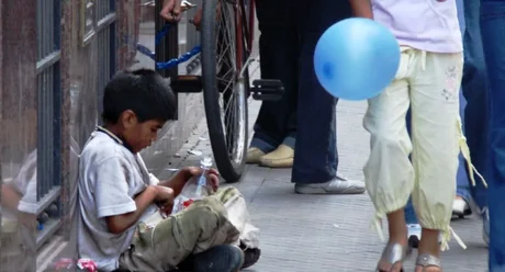 Según la UCA, uno de cada dos chicos tiene déficit de algún servicio público en la Argentina