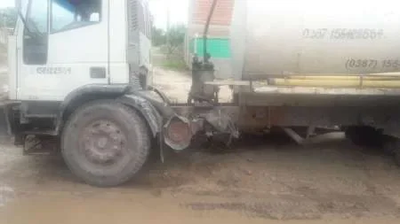 El "gran bache" de barrio Circulo IV ahora se tragó parte de un camión