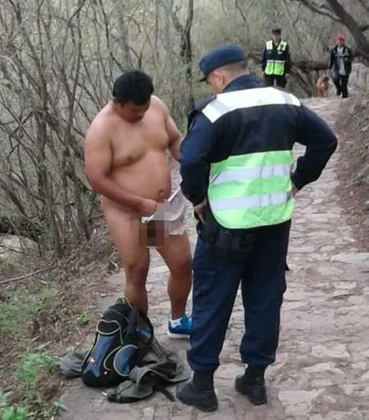 Subió desnudo al cerro San Bernardo