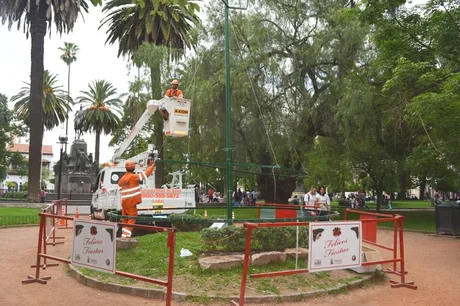 Comenzaron a armar el arbolito de Navidad en plaza 9 de julio