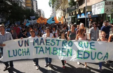 Docentes autoconvocados piden un bono de 15 mil pesos y la renuncia de los miembros de la Junta