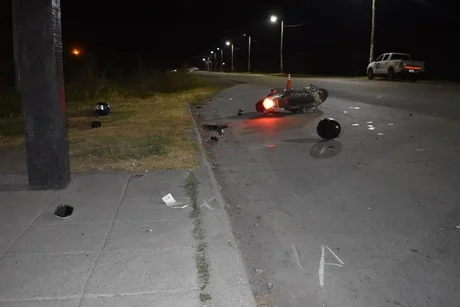 Dos motos chocaron en el ingreso a Pinares: un joven murió