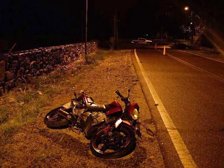 Un hombre se cayó de su moto y falleció