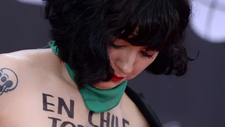 Carabineros piden llamar a declarar a la artista Mon Laferte