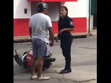 Agredió a una mujer policía y quedó detenido