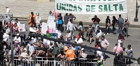 Docentes, estudiantes de la Católica y el PO protestó en el acto de asunción de Gustavo Sáenz