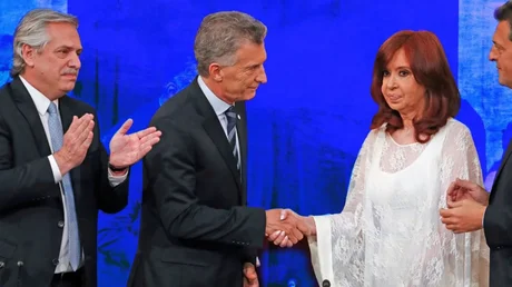 Tenso saludo de Cristina y Macri en medio de la jura presidencial