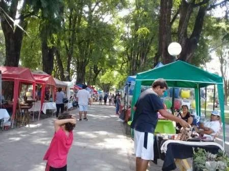 Puesteros del parque San Martín preocupados por las bajas ventas de la temporada