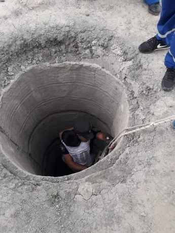 Rescatan a un niño que había caído en un pozo ciego