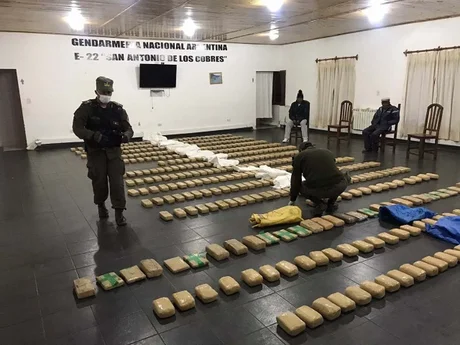 Atropellaron a un gendarme e intentaron huir con 429 kilos de cocaína