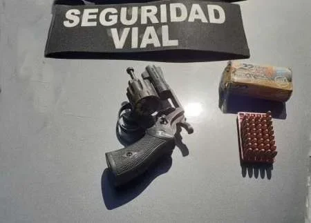 Demoran a un joven que circulaba en su auto con un revolver cargado