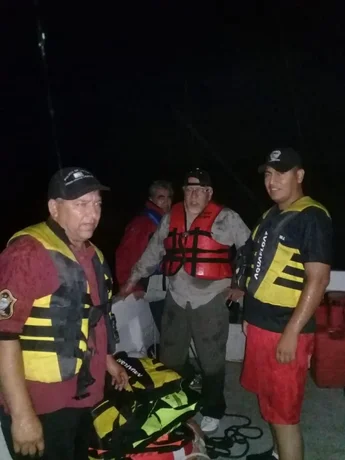 Rescatan a dos hombres a los que se les hundió una lancha en el Cabra Corral