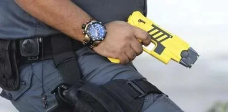 Suspenden el uso de pistolas Taser