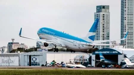 Los pasajes de Aerolíneas Argentinas no tendrán el recargo del 30%