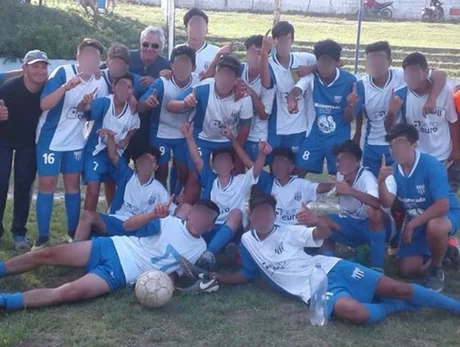 Un adolescente festejaba la obtención de un campeonato de fútbol, recibió una puñalada y murió