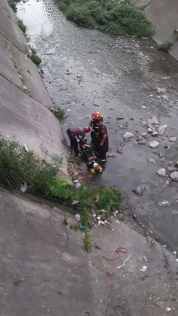 Rescatan a un hombre que cayó al canal de avenida Yrigoyen