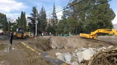 Evacuaron a más de 30 personas por el desborde de dos ríos en los Valles Calchaquíes