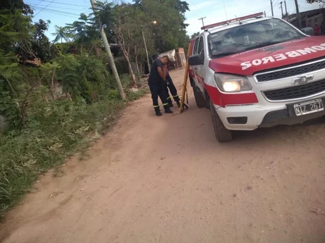 Perdió el control de su moto, cayó y murió