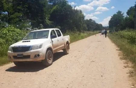 Viajaba en la caja de una camioneta, cayó y murió