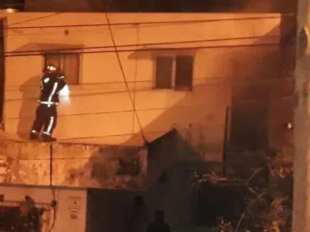 Bomberos rescataron a dos personas de un incendio en una casa