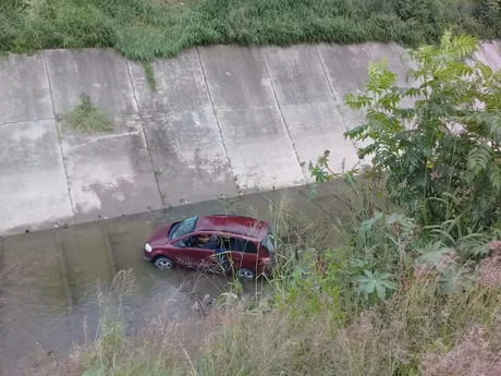 Perdieron el control del auto y terminaron dentro del canal de la Yrigoyen