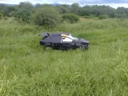 Perdió el control del auto, volcó y murió