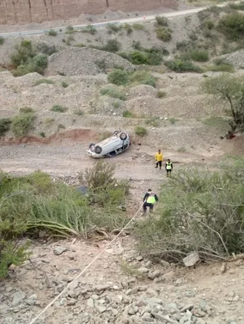 Abuelo murió tras caer con su auto a un barranco