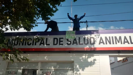 Exempleados del Hospital de Mascotas protestan pidiendo su reincorporación