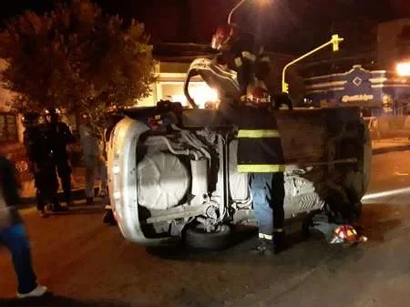 Rescataron a una mujer que quedó atrapada en un auto tras un vuelco