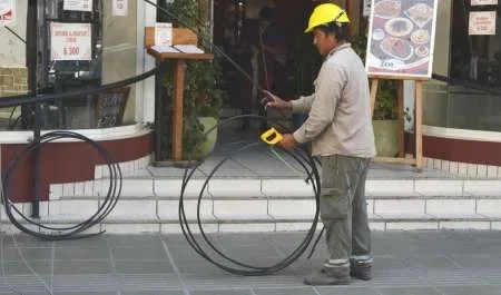 Solo de calle España retiraron más de dos mil metros de cables en desuso