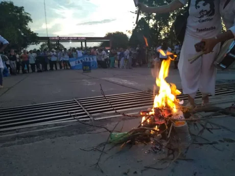 Docentes se encadenaron en las puertas del Casa de Gobierno