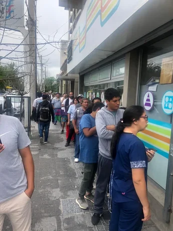 Salteños hacen fila para comprar alcohol en gel