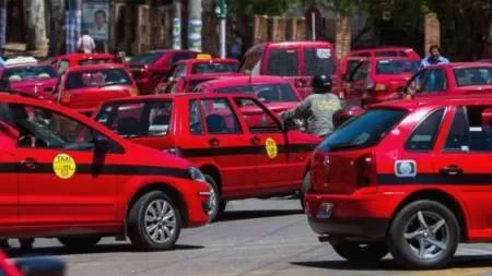 Por el coronavirus piden que en Salta no viajen más de dos personas en taxis y remises