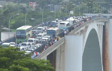 Paraguay cerró el paso fronterizo con Brasil