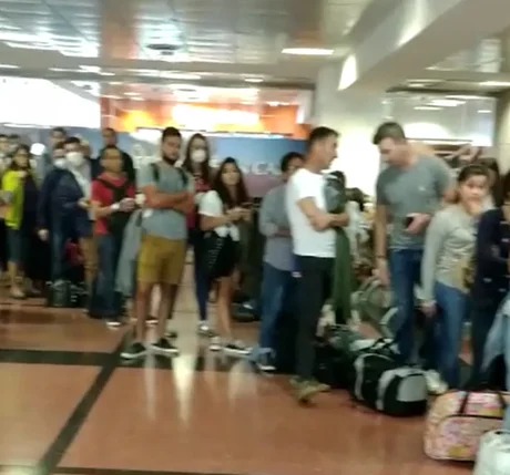 En el aeropuerto de Salta todos desesperados por viajar, pero no por cuidarse