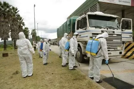 Se fumigan colectivos y camiones en el ingreso a Salta