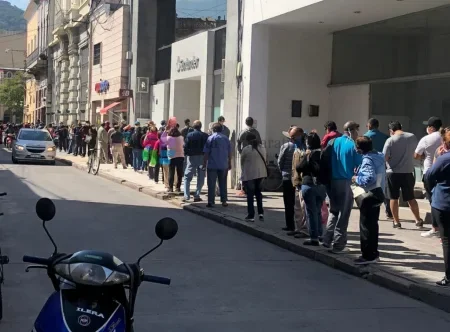 Fila de personas esperando por pagar en un Rapipago