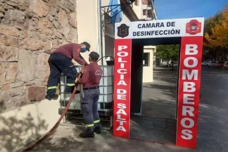 Técnicos de la Policía de Salta fabricaron una cámara de desinfección