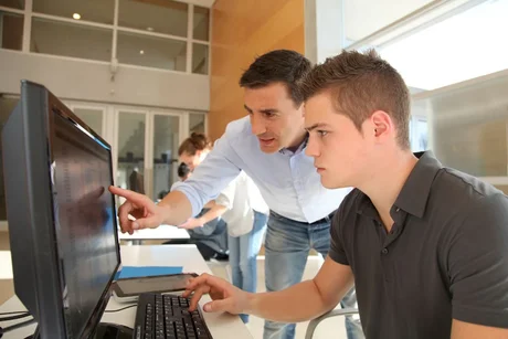 Otorgarán créditos a docentes para que compren elementos tecnológicos para el dictado de clases