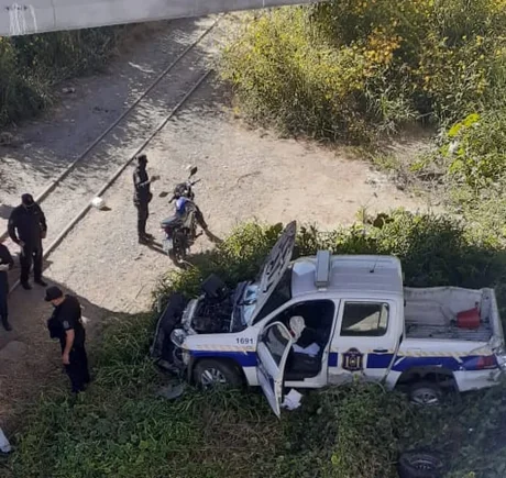 Patrullero cayó de un puente: un policía y un joven lesionado