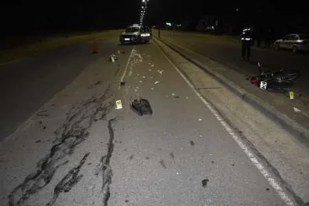 Chocó contra un poste y murió