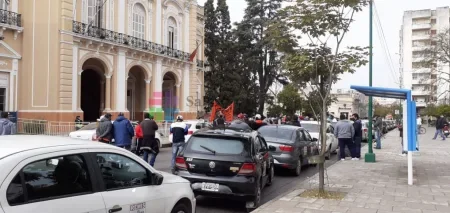 Remiseros se manifiestan frente a la Legislatura y piden ver al Gobernador