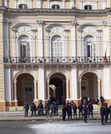 Incidentes entre remiseros y policías frente a la Legislatura: mirá los videos