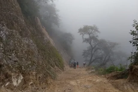 Construyen un camino hacia Los Toldos por territorio argentino