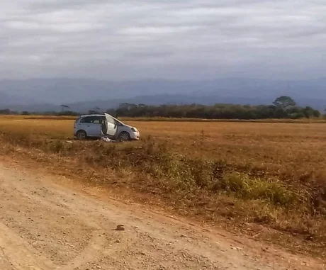 Auto familiar volcó y una mujer murió