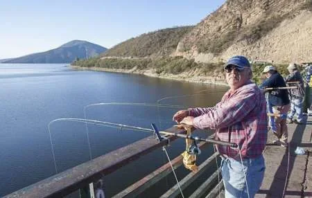 Autorizaron la pesca en el puente del dique Cabra Corral y en ríos