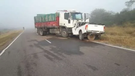 Camioneta chocó de frente con un camión y murió una persona