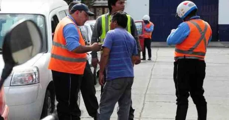 Marcha atrás: los inspectores de tránsito si podrán labrar multas