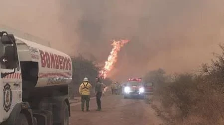 Un fuerte incendio en el norte de Córdoba atemoriza a miles de personas